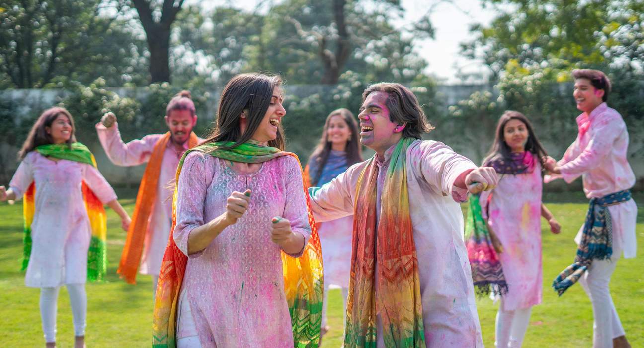 holi celebration in delhi